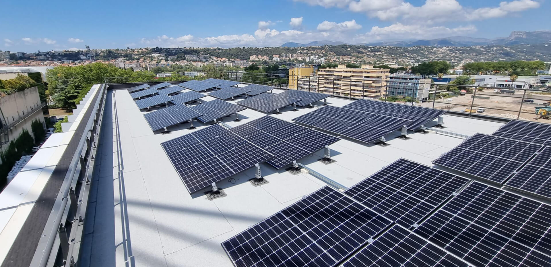 installation-panneaux-photovoltaique-sur-toit-batiment-