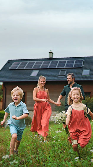 famille avec maison equipe en panneaux solaires